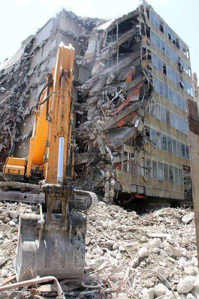 Shovel Bulldozer Ruined Building Image — Stock Photo, Image