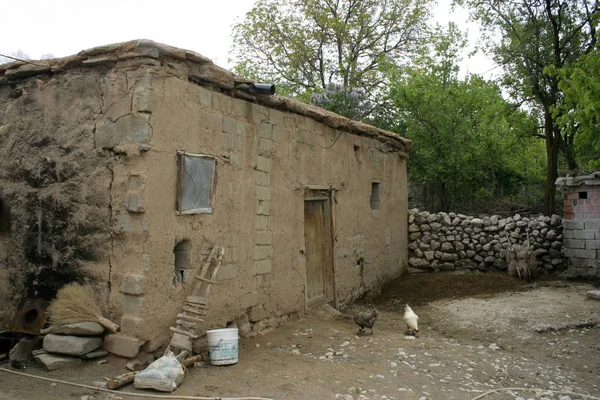 村の古い台無し家 — ストック写真
