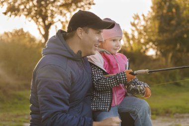 sahilde balık tutma sit. birlikte. Balık yakalamak