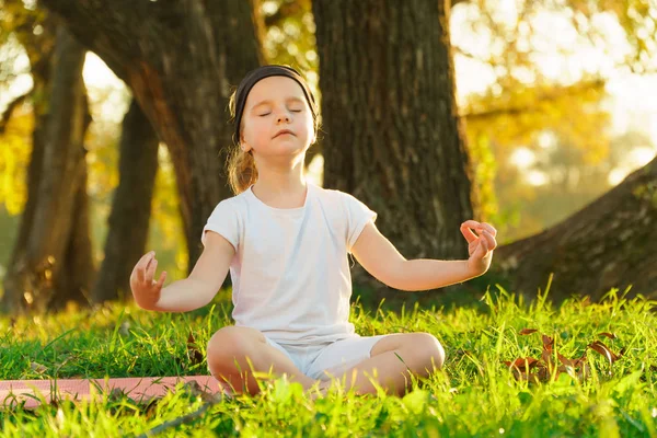 Baby Yoga Lotus Pose Niño Practicando Yoga Aire Libre — Foto de Stock