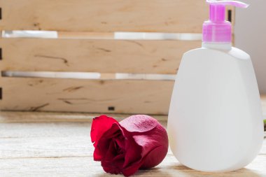 Vücut bakımı, duş jeli, şampuan, banyo tuzları için ürünler. Pembe renk