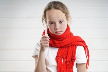 Çocuk sıcaklık. Boğaz ağrısı. kötü durumda. köklenme bir çocuk. eşarp