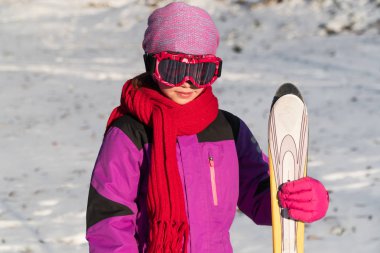 Çocuk Kayak Kış sporları. bir çocuk bir ski binmek için öğrenme