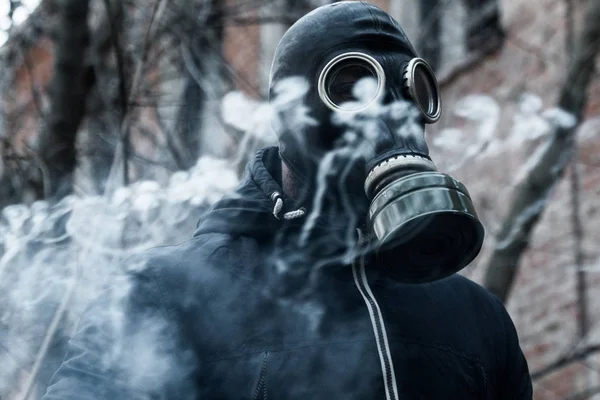 Hombre Con Máscara Gas Contra Fondo Del Desastre Concepto Contaminación — Foto de Stock