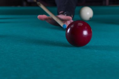 Bilardo oynamak. işaret ve bilardo topları. topu deliğe çekiç.