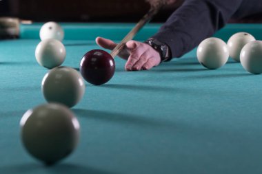 Bilardo oynamak. işaret ve bilardo topları. topu deliğe çekiç.