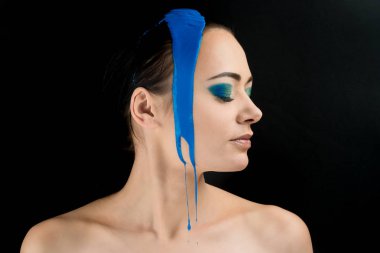 Moda Model kız renkli yüz boyama. Güzellik moda sanat portre akan ile güzel kadının sıvı boya, soyut makyaj. Canlı Boyama makyaj, parlak renkler. Vogue çok renkli yaratıcı makyaj