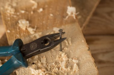 Araçlar. pense çivi ahşap tahta dışarı çekin.