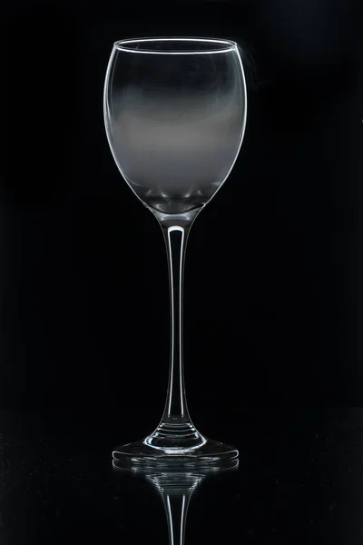 Bicchiere da primo piano con nebbia bianca sullo sfondo scuro. Reazione chimica del ghiaccio secco con acqua . — Foto Stock