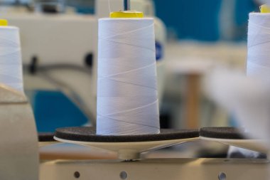 dikiş makinesi standında iplik. Beyaz iş parçacıkları.
