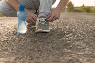 Erkek koşu ayakkabıları bağlama