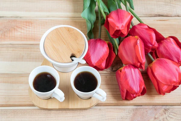 Filiżankę kawy i bukiet. rano kawy kwiatów i kawy i kwiatów na stole. — Zdjęcie stockowe
