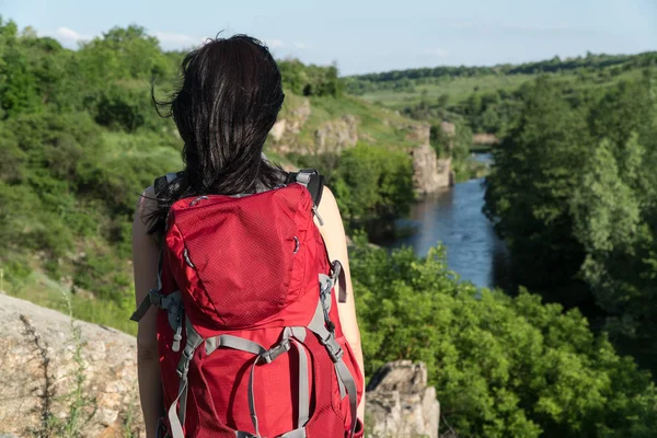 Девушка travels.girl с большим рюкзаком backpack.tourist.red — стоковое фото