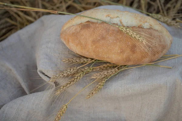 Une miche de pain est une épis de blé . — Photo