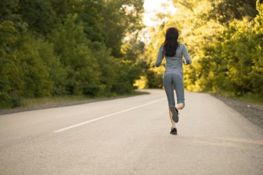 Sabah koşusunda bir kız..