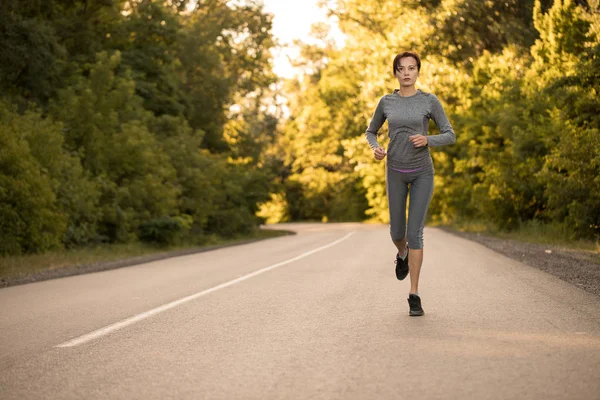 Chica en una carrera de la mañana . — Foto de Stock