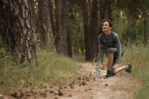 La chica hace deporte en la naturaleza . — Foto de Stock