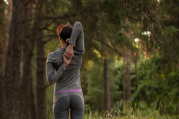 La chica hace deporte en la naturaleza . — Foto de Stock