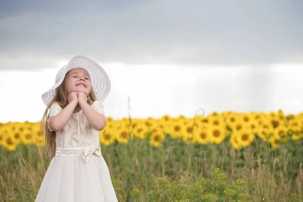 Bébé se réjouir de sourire . — Photo