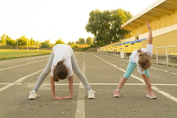 Dzieci grają Sporty na stadionie — Zdjęcie stockowe