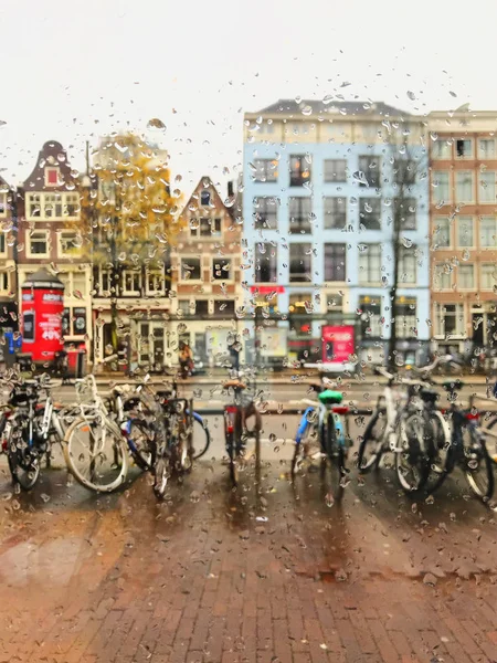 Vista Las Antiguas Casas Bicicletas Ámsterdam Bajo Lluvia Través Vidrio — Foto de Stock