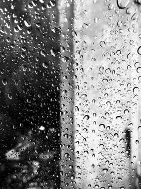 Su damlaları cama düşer, arka plan