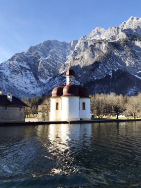 St. Bartholom Kilisesi ve arka plan, dağda Watzmann Schonau am Koenigssee, Bavyera, Almanya