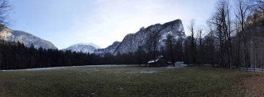 Karla kaplı dağlar bulutlar ve ormanın Schonau panoramik manzaralı am Koenigssee, Bavyera, Almanya
