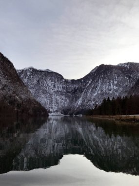 Alpin Gölü koneigsee gün batımında, Schonau Bavyera Alpleri'nde görünümü kulüpler Koenigssee, Bavyera, Almanya