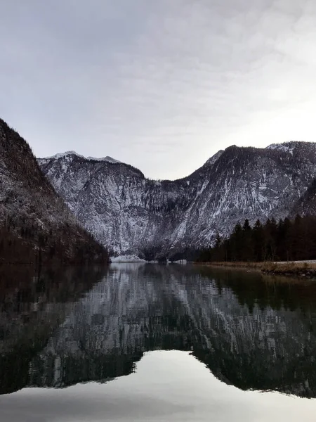 Alpin Gölü koneigsee gün batımında, Schonau Bavyera Alpleri'nde görünümü kulüpler Koenigssee, Bavyera, Almanya