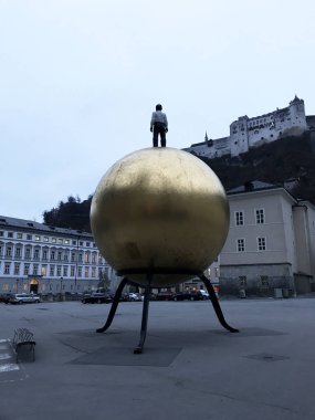 Altın küre bulunan Kapitelplatz, Salzburg, Avusturya
