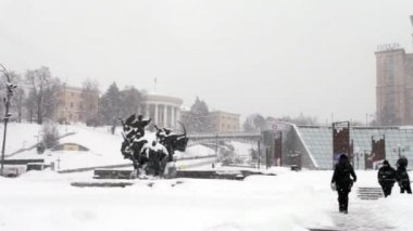 Bağımsızlık Meydanı (Maidan Nezalezhnosti) insanlar kışın, Kiev, Ukrayna