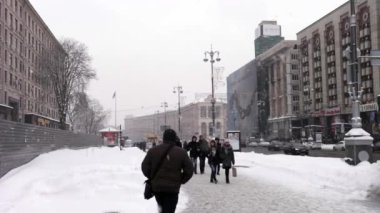Bağımsızlık Meydanı (Maidan Nezalezhnosti) insanlar kışın, Kiev, Ukrayna