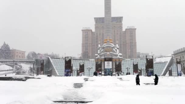 Άνθρωποι Στην Πλατεία Της Ανεξαρτησίας Μαϊντάν Nezalezhnosti Χειμώνα Κίεβο Ουκρανία — Αρχείο Βίντεο