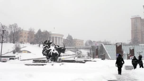 Menschen Auf Dem Unabhängigkeitsplatz Maidan Nezalezhnosti Winter Kyiw Ukraine — Stockvideo