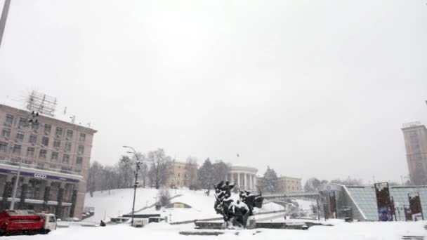 冬季独立广场上的人们 Maidan Nezalezhnosti 乌克兰基辅 — 图库视频影像