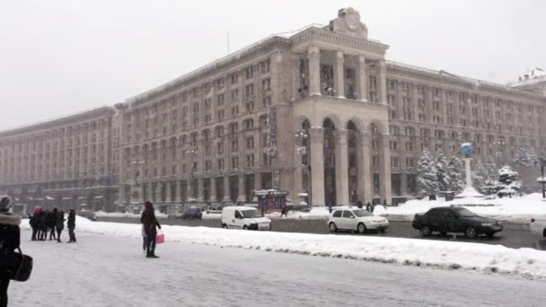 Άνθρωποι Στην Πλατεία Της Ανεξαρτησίας Μαϊντάν Nezalezhnosti Χειμώνα Κίεβο Ουκρανία — Αρχείο Βίντεο