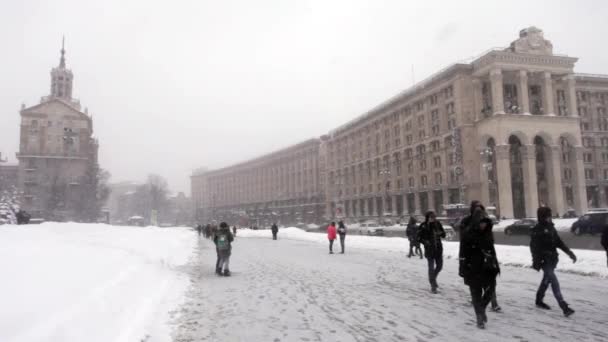 Mensen Onafhankelijkheid Vierkante Maidan Nezalezhnosti Winter Kiev Oekraïne — Stockvideo