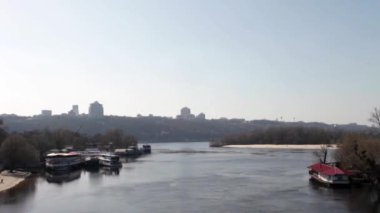 Timelapse. Kiev merkezinde Dnipro nehir. Sol tarafından sağ tarafına, Ukrayna görüntülemek