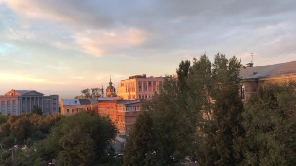日落时在基辅的景观小巷和乌克兰国家历史博物馆的景色 — 图库视频影像