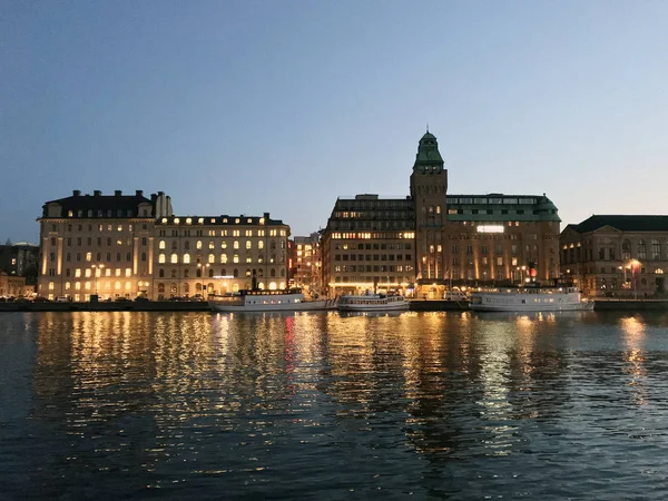 Όμορφη Θέα Άνοιξη Βράδυ Στο Ποτάμι Και Κτίρια Στοκχόλμη Σουηδία — Φωτογραφία Αρχείου