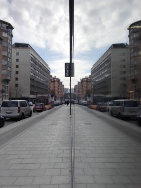 Pencere yansımalı Vasagatan Caddesi, Stockholm, İsveç