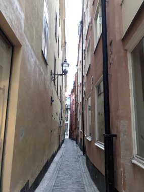 Gamla Stan, Old Town, Stockholm, İsveç 'te boş dar bir sokak.