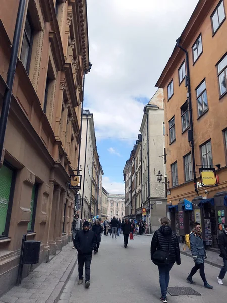 スウェーデン ストックホルムの旧市街 ガムラ スタンの街を歩く人々の群衆 — ストック写真
