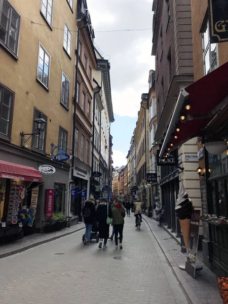 スウェーデン ストックホルムの旧市街 ガムラ スタンの街を歩く人々の群衆 — ストック写真