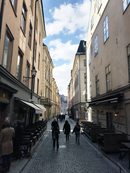 スウェーデン ストックホルムの旧市街 ガムラ スタンの通りを歩く人々 — ストック写真