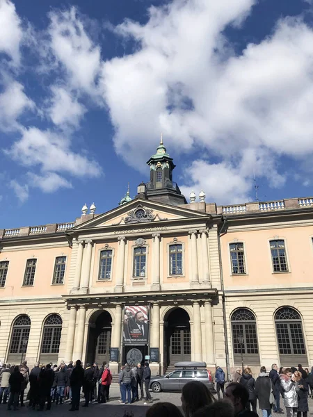 Gamla Stan Caddesi, Old Town, Stockholm, İsveç 'te yürüyen insanların olduğu Nobel Müzesi