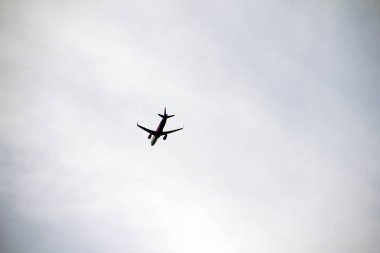 Gökyüzünde bir uçak