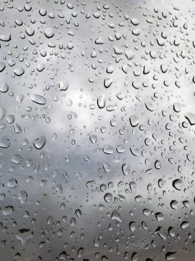 Cam zemin üzerinde su damlaları