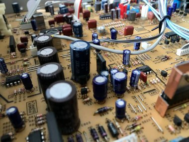 Yazdırılmış devre kartındaki elektronik bileşenler (pcb)